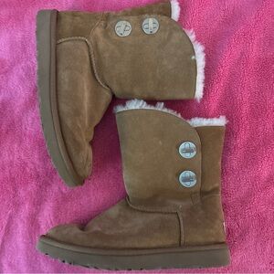UGG Australia Classic Short Turnlock Suede Sheepskin Boots Chestnut 1094933 Sz 8